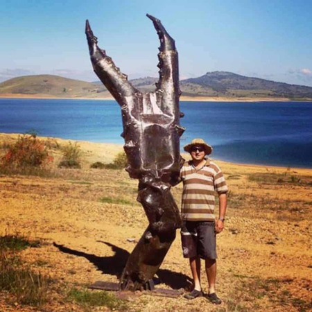 Clawed-330cm-FABRICATED-MILD-STEEL-OILED-outdoorlandmark-David-ball-australian-water-sculpture-large-oversize.jpg