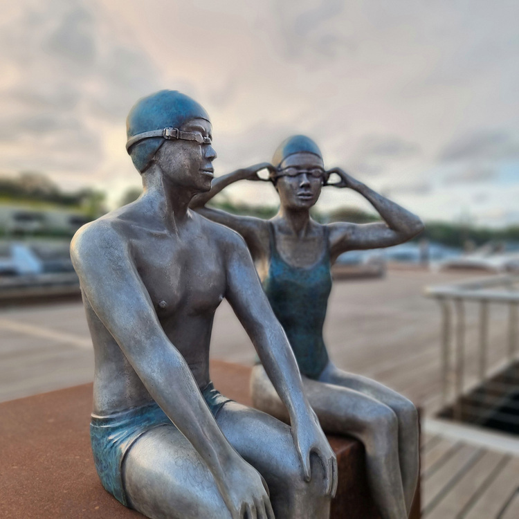 on-the-edge-mela cooke bronze sculpture